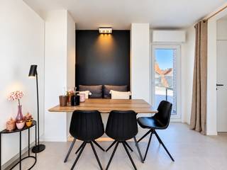 Schitterend en volledig gerenoveerde penthouse, centraal gelegen te Nieuwpoort-Bad, op slechts enkele stappen van de Zeedijk, het strand en de winkelstraat.<br />Het appartement omvat een inkomhal met apart toilet, een badkamer met inloopdouche en één slaapkamer met ingebouwde kasten. Verder beschikt het over een lichtrijke woonkamer met eethoek, een open keuken en toegang tot het ruime en zonnige terras met zeezicht. Het appartement wordt gemeubeld aangeboden en een private kelderberging is inbegrepen in de prijs.<br />Dankzij de volledige renovatie en de centrale ligging is het ideaal als tweede verblijf aan zee of als interessante investering.