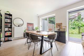 Dit prachtige appartement van 119 m², gebouwd tussen 2021 en 2023, valt op door zijn royale ruimtes, de hoogwaardige afwerking en de uitstekende energieprestatie (PEB A-). Het ligt op de begane grond en beschikt over een prachtige, op het zuidoosten gerichte buitenruimte met 2 terrassen van in totaal ±25 m² en een privétuin van ±15 m², zonder directe inkijk.<br /><br />De ruime woonkamer van ±38,5 m² beschikt over een volledig uitgeruste open keuken, op maat gemaakt met hoogwaardige materialen. 2 opbergruimtes vullen deze ruimte perfect aan: een bijkeuken met ruimte voor een tweede koelkast en voorraad, en een technische ruimte/wasruimte met een eigen gascondensatieketel, dubbele luchtverversing, waterontharder en ruimte voor de wasmachines.<br /><br />Het beschikt over drie mooie slaapkamers (±14,5 m², ±11,5 m² en ±11 m²), twee elegante doucheruimtes met dubbele wastafels, waarvan één grenst aan de derde slaapkamer met eigen toilet en directe toegang tot de tuin. Een hal met garderobe, een apart toilet, een gepantserde deur, zonwering aan de achterzijde, ingebouwde rolluiken aan de voorzijde, een elektriciteitsinstallatie die aan de voorschriften voldoet en een kelder maken dit object compleet.<br /><br />Kosten: 198 €/maand (gemeenschappelijke kosten en reservefonds). Parkeerplaats tegen meerprijs: 25.000 €. Object direct beschikbaar bij ondertekening van de akte.<br /><br />Vlakbij het station, het openbaar vervoer en alle voorzieningen, in een wijk in volle ontwikkeling. U zult er zeker verliefd op worden!<br /><br />
<p><strong>Algemene kenmerken</strong></p>
<ul>
<li>Recente bouw (2021-2023)</li>
<li>Appartement van ±119 m²</li>
<li>Begane grond</li>
<li>Woning direct beschikbaar</li>
<li>In perfecte staat – geen werkzaamheden nodig</li>
<li>Door de eigenaren gekozen hoogwaardige afwerking:</li>
<ul>
<li>Op maat gemaakte keuken</li>
<li>Luxe sanitair</li>
<li>Hoogwaardige vloerbedekking</li>
</ul>
<li>EPB A-</li>
<li>Elektriciteit conform de voorschriften</li>
<li>Ramen met dubbele beglazing</li>
<li>Gepantserde voordeur</li>
<li>Zonwering aan de achterzijde</li>
<li>Ingebouwde rolluiken aan de voorzijde</li>
<li>Individuele gascondensatieketel</li>
<li>198 €/maand aan gemeenschappelijke kosten</li>
</ul>
<p><b>Woonruimte</b></p>
<ul>
<li>Ruime inkomhal met mogelijkheid om een garderobe in te richten</li>
<li>Aparte toiletruimte</li>
<li>Lichte woonkamer van ±38,5 m² met open, volledig uitgeruste keuken</li>
<li>Bijkeuken ±2 m²</li>
<li>Technische ruimte / wasruimte van ±3 m²</li>
<ul>
<li>Individuele gascondensatieketel</li>
<li>Tweestromsventilatie</li>
<li>Waterontharder</li>
<li>Plaats voor wasmachine en droger</li>
</ul>
</ul>
<ul>
<li>Slaapkamer 1: ±14,5 m²</li>
<li>Slaapkamer 2: ±11,5 m²</li>
<li>Slaapkamer 3: ±11 m² met eigen doucheruimte van ±6 m², toilet en toegang tot de tuin</li>
<li>Tweede doucheruimte van ±6 m² met dubbele wastafel</li>
<li>Terras van ±25 m² en privétuin van ±15 m² op het zuidoosten</li>
<li>Parkeerplaats voor € 25.000 extra, inclusief kelder</li>
</ul>