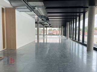 Superbe espace de bureaux/polyvalent de 902 m² avec 309 m² de terrasse à louer au coin de l'A12 et du R0, à seulement 200 m de la sortie 2 de...