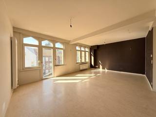 Dit zeer centraal gelegen duplex-appartement bevindt zich op de tweede verdieping van een kleinschalige residentie nabij Sint-Pietersstation.
Indeling: een ruime leefruimte met zeer veel lichtinval en open keuken, voorzien van kookfornuis, dampkap en oven. Een bureauruimte, berging en gastentoilet. De open trap leidt ons naar 2 aangename slaapkamers, waarvan 1 met aansluitend terras, rustig gelegen aan de achterzijde. De badkamer is voorzien van douche, enkel lavabo, toilet en aansluiting wasmachine. Er is een gemeenschappelijke fietsenstalling.
Verder beschikt dit appartement over parlofoon, cv op aardgas, dubbele beglazing, GEEN LIFT. Gem. kosten: € 25/maand - EPC268/C-label/UC2731021 - GEEN STUDENTEN - onmiddellijk beschikbaar.
Vlot bereikbaar centrum Gent / autostrade / openbaar vervoer / op wandelafstand van Sint-Pietersstation (mobiscore 9,3/10).
Bezoekaanvragen ENKEL via mail: beheer@vastgoednbeheer.be - BIV 506.884/BIV 514.268