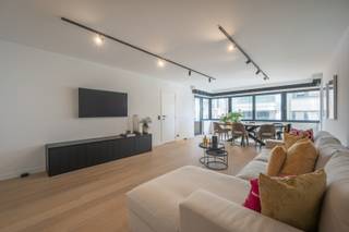 <p>Res. Duingras.<br />Welkom in dit prachtig recent vernieuwde appartement, gelegen op de derde verdieping in de charmante Patriottenstraat te Duinbergen. Met een mooie bewoonbare oppervlakte biedt deze stijlvol appartement een bijzonder aangename combinatie van ruimte, comfort en hoogwaardige afwerking.<br /><br />Het appartement werd recent en luxueus vernieuwd, met oog voor kwaliteit, elegantie en hedendaags wooncomfort.<br />De lichtrijke, uiterst ruime leefruimte vormt het hart van het appartement en geniet dankzij de grote raampartijen van een aangename natuurlijke lichtinval.<br />Vanuit de woonkamer heeft u rechtstreeks toegang tot het gezellige terras, waar u kunt genieten van een mooi zijdelings zeezicht. Daarnaast biedt de woning een prachtig open zicht over de karaktervolle en charmante villa’s die zo typerend zijn voor Duinbergen. <br /><br />Het appartement beschikt over twee ruime slaapkamers met telkens een aanpalende badkamer, iedere slaapkamer beschikt bovendien over ingemaakte kasten. <br /><br />Een privatieve kelderberging biedt extra opbergruimte en in het gebouw is tevens een gemeenschappelijke fietsenberging aanwezig. Een bijzonder verzorgd appartement met een luxueuze, recente afwerking, een aangenaam terras, zijdelings zeezicht en een open zicht op de karaktervolle architectuur van Duinbergen. Aanrader!! <br />Ref. A708 </p>