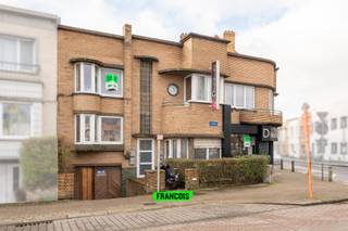 Op zoek naar een veelzijdig opbrengsteigendom met tal van mogelijkheden? Dit pand, gelegen in de Vredelaan 88 te Blankenberge, bevindt zich op een uiterst commerciële en strategische locatie, vlakbij het centrum en de jachthaven, in de onmiddellijke nabijheid van scholen en het ziekenhuis.<br /><br />Het eigendom staat momenteel gekend als opbrengsteigendom met een handelsgelijkvloers met drie studio’s en een garage. De verkoper regulariseert het pand op dit moment naar een handelswoning, waarbij het gelijkvloers ingericht wordt als commerciële ruimte en de eerste verdieping als woonst. Dit opent perspectieven voor zowel investeerders als ondernemers die wonen en werken willen combineren.<br /><br />De handelsruimte werd tot voor kort succesvol uitgebaat als bakkerij, wat het commerciële potentieel van deze locatie onderstreept. Dankzij de indeling en ligging leent het pand zich echter perfect voor diverse andere activiteiten.<br /><br />Een extra troef is de volledige onderkeldering van het gebouw. Deze biedt niet alleen ruime opslagmogelijkheden, maar is ook bijzonder geschikt voor technische installaties, zoals motoren voor koelcellen of andere professionele toepassingen.<br /><br />Als laatste beschikt het pand over een grote, diepe garage en is er bovendien een buitenstaanplaats voorzien, wat een absolute meerwaarde is in deze omgeving.<br /><br />Laat deze unieke opportuniteit niet aan u voorbijgaan en plan vandaag nog uw bezoek!<br /><br />