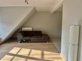 <p><span>Appartement met 2 slaapkamers in centrum Zottegem.</span></p><p><span> </span></p><p><span>INDELING</span></p><p><span>Het appartement omvat een inkomhal met toilet, living met open keuken en bijhorende berging, 2 slaapkamers en een badkamer met douche en dubbele lavabo.</span></p><p><span>In de kelder is er nog een kelderberging en een autostaanplaats.</span></p><p><span> </span></p><p><span>PRAKTISCH</span></p><p><span>Het appartement is onmiddelijk beschikbaar.</span></p><p><span>45€ gemeenschappelijke kosten.</span></p><p><span> </span></p><p><span>LIGGING</span></p><p><span>Gelegen vlakbij het centrum van Zottegem, vlakbij scholen, winkels en het station.</span></p><p><span> </span></p><p><span>Vraag uw bezoek aan via onze site immodhondt.be</span></p>