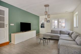 <strong>Gezinswoning (195m²) én te renoveren loods (150m²) op een perceel van 9a te koop in Heppen, Leopoldsburg</strong><br /><br />Deze gezinswoning is gelegen op de Hamsesteenweg, centraal gelegen tussen het centrum van Heppen (Leopoldsburg) en Oostham. Winkels, supermarkten, scholen, horeca en openbaar vervoer zijn vlot bereikbaar.<br /><br />We betreden de woning via de inkomhal met apart gastentoilet. Vanuit de inkomhal komen we binnen in de lichtrijke leefruimte (35,88m²), ingericht met een mooie parkettegel. Aansluitend aan de leefruimte bevindt zich de keuken (22,88m²). De keuken is uitgerust met een inductie kookplaat met dampkap, een oven, een microgolf, een vaatwasser en een koelkast. Achter de keuken is een handige bergruimte (8,85m²) met aansluiting voor een wasmachine en droogkast. Vanuit de berging is er toegang tot de inpandige garage (17,40m²). <br /><br />Vooraan in de woning is er nog een bureauruimte (9m²), ideaal voor kleine zelfstandige of voor thuiswerk.<br /><br />Op de eerste verdieping zijn er drie ruime slaapkamers (12m², 12,60m² en 18,54m²), een badkamer (12m²) en een tweede apart toilet. De badkamer wordt momenteel vernieuwd en zal voorzien worden van een ligbad, een inloopdouche en een dubbele lavabo. <br /><br />Er is een vaste trap naar de zolderverdieping waar zich een vierde slaapkamer (25,32m²) bevindt. Verder is er op de zolderverdieping ook een aparte technische ruimte. <br /><br />De woning heeft een leuke tuin waar het heerlijk vertoeven is. Vanuit de tuin is er toegang tot het achterliggende park, ideaal voor kinderen.<br /><br />De centrale verwarming gebeurt via vloerverwarming (bovenverdieping via radiatoren) op aardgas. De ramen zijn voorzien van HR-beglazing (PVC) en het dak, de muren en vloeren zijn goed geïsoleerd. Er zijn 18 zonnepanelen aanwezig met een totaal vermogen van 7.290 Wp. Voor het warm water is er een zonneboiler. De berekende energiescore bedraagt 36 kWh/m²jaar, wat resulteert in een energielabel A.<br /><br />Verder beschikt de woning over een regenwaterput van 10.000 liter die aangesloten is op de toiletten en de buitenkraan. <br /><br />Achteraan op het perceel staat een (te renoveren) loods (150m²) die nog heel wat potentieel biedt. Deze loods kan ideaal dienen als opslag- of werkruimte voor zelfstandige. <br /><br />Spreekt deze gezinswoning jullie aan? Contacteer ons via info@bosmanvastgoed.be voor meer info of een bezoek ter plaatse. Wij helpen jullie graag verder!