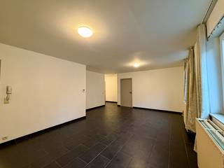 Nabij het centrum van Roeselare bevindt zich dit instapklare appartement op het gelijkvloers.De kleuter- en lagere school, bakkerij, buurtwinkel,...