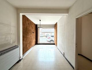 Ontdek deze uitzonderlijke eigendom met een bewoonbare oppervlakte van maar liefst 311 m² en een totaal perceel van 842 m². Een droom voor wie op zoek is naar een ruime woning met karakter én mogelijkheden om er helemaal zijn eigen verhaal van te maken.<br /><br />Gelijkvloers: royale ruimtes, ideaal voor een zelfstandige activiteit, vrij beroep of kantoor aan huis. Dankzij de indeling kan wonen en werken hier perfect gecombineerd worden.<br />Garage &amp; kelder: de garage biedt overvloedige opslagruimte en is ideaal voor een kleine zelfstandige. Daarnaast is er een ruime kelder die tal van mogelijkheden biedt.<br />Eerste verdieping: woonruimte met 2 slaapkamers, een keuken, badkamer en een lichtrijke leefruimte.<br />Zolder: een gigantische zolder die eenvoudig kan omgevormd worden tot extra slaapkamers, hobbyruimte of een tweede woonunit.<br /><br />Deze woning is bovendien perfect geschikt om een kangoeroewoning te creëren: twee aparte wooneenheden met behoud van privacy, ideaal voor een gezin dat meerdere generaties onder één dak wil laten wonen.<br /><br />Extra pluspunt: de woning beschikt over 8 zonnepanelen met groenestroomcertificaten én 3 zonnepanelen voor de zonneboiler, wat zorgt voor een lagere energiefactuur en een duurzamere toekomst.<br /><br />Buiten geniet je van een prachtige tuin waar je volledig tot rust komt en de natuur kan beleven.<br /><br />Kortom: een woning met enorm potentieel, zowel privé als professioneel, klaar om omgetoverd te worden tot een unieke thuis op maat van jouw wensen.