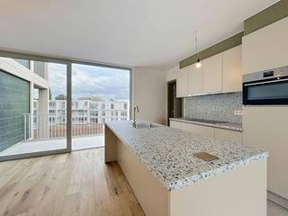 Nieuwbouwpenthouse te huur in Residentie Kolenkaai. Dit stijlvolle appartement combineert een hoogwaardige afwerking met een aangename en hedendaagse woonbeleving. Het geniet van maar liefst twee ruime en zonnige terrassen, ideaal om in alle rust te genieten van de buitenruimte.<br /><br />Het penthouse beschikt daarnaast over twee slaapkamers, een ruime en lichtrijke woonkamer en een moderne open keuken die tot in de kleinste details werd afgewerkt. De kwalitatieve materialen en stijlvolle inrichting zorgen voor een eigentijdse en comfortabele woonomgeving.<br /><br />Project Kolenkaai staat voor ruim wonen in alle comfort en stijl. De kwalitatieve en hedendaagse afwerking met oog voor detail zie je én voel je elke dag. Voor Kolenkaai werd een Energy Service Company (ESCO) opgericht. Daarmee passen we innovatieve en duurzame hernieuwbare-energietechnieken toe. Zo worden de gebouwen verwarmd en passief gekoeld met warmtepompen die hun energie onder andere uit een BEO-veld halen. <br /><br />Indeling: <br />Ondergrondse staanplaats, private kelderberging en gemeenschappelijke fietsenberging.<br /><br />Derde verdiep:<br />- Inkomhal (8m²)<br />- Apart toilet <br />- Slaapkamer 1 (11 m²)<br />- Slaapkamer 2 + aansluitende dressing (17 m²)<br />- Badkamer (7 m²)<br />- berging (3m²)<br />- Keuken (18m²) voorzien van combi-oven, koelkast met diepvriesvakje, vaatwas en spoelbak<br />- leefruimte (24m²)<br />- Noordgericht terras (29m²)<br />- Zuidgericht terras (13m²)<br /><br />Algemeen: <br />- Huurprijs: € 1.400,00/maand<br />- Provisie gemeenschappelijke kosten: € 75,00/maand<br />- Provisie eigen verbruik warm water en verwarming): € 100,00/maand<br />- Onmiddelijk beschikbaar <br />- Volledig geschilderd en voorzien van armaturen en gordijnrails<br /><br />De snelste manier om een bezoek te brengen aan dit pand? Vraag je bezoek aan via de roze knop op onze website (www.dewaele.com) en je wordt gecontacteerd door onze verhuurexpert Steffi.<br /><br />Telefonisch kunnen er geen afspraken gemaakt worden. Bij andere vragen kun je ons telefonisch contacteren via 050 444 999.