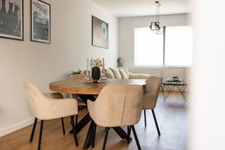 (Grondplan/ Indeling + EPC kan u downloaden op de Wellimmo-site!)<br /><br />ALGEMEEN: Gelegen in het absolute centrum van het bruisende Beveren-Waas, treffen we deze kwalitatief volledig gerenoveerde (2018) gezinswoning. De woning beschikt over 3 slaapkamers, een stadstuin en een gunstig EPC.<br /><br />INDELING: We betreden de woning via de inkomhal op originele tegel. Via de glazen deur komen we in de woonkamer die uitgeeft op de open keuken. De lichtrijke keuken is volledig geïnstalleerd met kwalitatieve toestellen en beschikt over een 5-pitgasvuur. De trendy stadstuin is O-georiënteerd en is voorzien met bergingkasten.<br />Verder beschikt het gelijkvloers over een berging en een apart toilet. <br /><br />De authentieke houten trap (met ingemaakte kasten) brengt ons naar de eerste verdieping met 2 slaapkamers, een aparte wasruimte en royale badkamer. Deze is uitgerust met een ligbad, dubbele wastafel, inloopdouche en toilet.<br /><br />De tweede verdieping bestaat uit een masterbedroom met inloopdressing én airco!<br /><br />Tevens is er de mogelijk om een garage (vlakbij) te huren.<br /><br />Troeven:<br /><br />- Ideale combinatie van authenticiteit met moderne materialen<br />- Volledig gerenoveerd<br />- Energiezuinig (EPC 145)<br />- Airco<br />- Centrale ligging<br /><br />Interesse?<br />Contacteer ons via info@wellimmo.net of bel naar 03 225 00 68