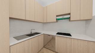 Ruim éénslaapkamer appartement op de Zeedijk te Duinbergen. Met frontaal zicht op de Zeedijk en het strand. De staat van het appartement is op...