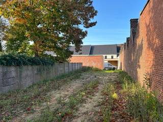 Nabij het centrum, scholen, sportfaciliteiten en winkels wordt dit perceel bouwgrond met zuidwestgeoriënteerde tuin verkocht. Straatbreedte:...