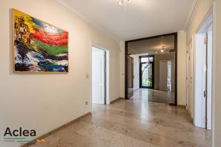 In het dorp van Bassevelde vinden we deze ruime burgerwoning, gebouwd in 1986, op een ruim afgesloten perceel van 688m². Binnenin is er maar...