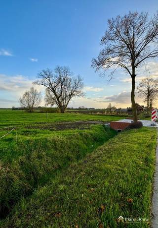 Aan de Tieltstraat 210 in Meulebeke bieden wij drie ruime bouwgronden te koop aan (774 – 778 m²), gelegen in een rustige omgeving met...