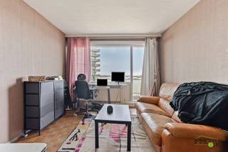 Uitzonderlijke aanbieding te koop op lijfrente te Gent: verkoop in volle eigendom.MEER INFO: https://www.immo2life.be/nl/te-koop-op-lijfrente?view=detail&amp;id=1225 Het boeket bedraagt 75.000 EURO en de maandelijkse rente 950 EURO. Deze rente moet betaald worden tot en met juni 2041. Na deze periode moet er geen maandelijkse rente meer betaald worden aan de rentegenietster die 75 jaar is. Indien zij vroegtijdig zou overlijden stopt de betalingsplicht van de koper. Het betreft een verkoop op lijfrente in volle eigendom, dit betekent dat u het appartement kan verhuren en de huurinkomsten innen vanaf het verlijden van de notariële akte. Op heden is het appartement verhuurd aan 803,83 EURO + 150 EURO algemene kosten per maand. Dergelijke eigendom heeft veel potentieel voor investeerders aangezien de huuropbrengsten de betaling van de maandelijkse rente grotendeels compenseren. Indien de koper het appartement zelf wenst te bewonen (en het is uw 1ste eigendom) kan er aangekocht worden aan het gunsttarief van 2% registratierechten (i.p.v. 12%) + een korting van 1.867 EURO op de in totaal te betalen registratierechten. Het betreft een lichtrijk en energiezuinig (=label B) 1-slaapkamerappartement met terras (10 m²) en prachtig vergezicht over Gent, gelegen op de 12de verdieping van de residentie "Ter Leie". Het appartement werd gedeeltelijk gerenoveerd in 2019: nieuw PVC-raamwerk met dubbele hoogrendementsbeglazing, nieuwe thermostatische radiatorkranen, brandwerende deur met driepuntsslot en spionoog en vernieuwde elektriciteit. De elektriciteit is conform de AREI-normen tot en met 26 februari 2046. Door de jaren heen werden heel wat renovatiewerken uitgevoerd aan het appartementsgebouw: dakisolatie, vernieuwing liften volgens normen, vernieuwen centrale verwarmingsinstallaties,...De indeling is als volgt: inkomhal met ingemaakte vestiairekast, lichtrijke woonkamer, ingerichte keuken met toestellen en bergingskast, hal met apart toilet, slaapkamer (10m²) en ingerichte badkamer met enkele wastafel, ligbad en voorziening voor wasmachine. In de kelderverdieping bevindt zich een privatieve kelderberging (nr. 20) en een gemeenschappelijke beveiligde fietsenberging.