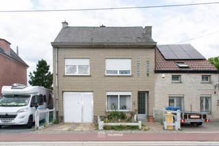 VALIMMAS verkoopt deze welgelegen ruime rijwoning met garage, bijgebouwen/stallingen (± 85m²) en een atelier /garage (±70m² - bereikbaar via achtergelegen Rozenstraat).
Het gelijkvloers omvat oa. een living, een eetplaats, een keuken, een badkamer, een garage en een ruime veranda/overdekt terras.
De verdieping herbergt een overloop, een keuken, en vier slaapkamers.
De zolderruimte is toegankelijk via een luik, en kan desgewenst nog verder ingericht worden.
Degelijk hoofdgebouw met solide structuur, interieurs en comfortvoorzieningen wel nog op te knappen en te moderniseren. Ook qua energieprestatie dienen nog een aantal aanpassingen uitgevoerd te worden.
Station Liedekerke op 1,8km. Bushalte vlakbij (lijn 213). Mobiscore 7,5/10.
Makkelijke verbindingen naar oa. Liedekerke, Denderleeuw, Affligem, E40, diverse industriezones, …