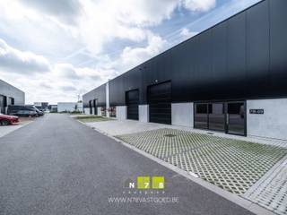<strong>UNIT A6 IN BEDRIJVENPARK OOSTERRING TE GENK.</strong><br /><br /><strong>ALGEMEEN</strong><br />Dit nieuwe bedrijvenpark is gelegen te Genk en omvat 20 kwalitatieve KMO-units evenals een representatieve toonzaalruimte. De oppervlaktes variëren van ca. 146 m² tot 922 m². De site is strategisch gelegen langs de Oosterring en geniet van een uitstekende bereikbaarheid via de E313, E314 en de N76. Dankzij deze ligging is een vlotte verbinding naar omliggende steden gegarandeerd.<br /><br /><strong>PROJECT</strong><br />Het project omvat 20 bedrijfsunits en een toonzaal en wordt gerealiseerd met duurzame en kwalitatieve materialen. De units worden casco opgeleverd, met mogelijkheid tot verdere afwerking op maat van de koper. De moderne architectuur en uniforme uitstraling zorgen voor een professionele en hedendaagse werkomgeving met maximale visibiliteit.<br /><br /><strong>KENMERKEN KMO-UNITS</strong><br />- Minimaal 6m vrije hoogte onder de liggers.<br />- Geen tussenkolommen.<br />- Rookluiken conform eigen studie, bouwaanvraagplannen louter ter informatieve titel, 1.80m x 3.00m.<br />- Sectionaalpoort 4.00 m x 4.50 m.<br />- Glazen inkomgedeelte met enkele glazen draaideur.<br />- Bijhorende parkeerplaatsen.<br />- Draagkracht vloer: 3000 kg/m².<br />- Geïsoleerde sandwichpanelen voor thermisch/akoestisch comfort, donkere uitvoering bovenop een lichtgrijze plint.<br />- Wit gelakte staalplaat.<br />- Scheidingswanden tussen units in prefab beton 14 cm of gelijkwaardig.<br />- Vergund en ingericht als brandklasse C.<br /><br /><strong>KENMERKEN KANTOOR</strong><br />- Visibiliteit langs Oosterring.<br />- Modern ontwerp en realisatie.<br />- Grote glaspartij in alle gevels in aluminium.<br />- Geïsoleerde sandwichpanelen voor thermisch/akoestisch comfort.<br />- Bijhorende parkeerplaatsen.<br />- Eventuele binnenafwerking in samenspraak met ontwikkelaar.<br /><br />Bekijkt u deze advertentie via een aanverwante vastgoedsite, surf dan zeker naar onze website www.N78vastgoed.be voor een uitgebreide beschrijving en foto's. Meer info: +32 (0)89 86 18 88 of info@N78vastgoed.be.