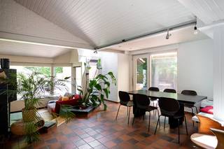 Op zoek naar een gezellige woning op een toplocatie? Ontdek deze charmante en lichtrijke woning in het centrum van Deerlijk. Deze woning beschikt over 3 kamers, een gezellige stadstuin met uitweg.<br /><br />Indeling:<br /><br />Gelijkvloers<br />Inkomhal, momenteel ingericht als bureau, met met diverse gebruiksmogelijkheden -gezellige en lichtrijke leefruimte met zitput en zicht op de aangename tuin - open ingerichte keuken - praktische berging/wasplaats - kelder<br /><br />1ste verdiep<br />Lichtrijke slaapkamer- ingerichte badkamer met ligbad, douche, lavabo en toilet<br /><br />2de verdiep<br />Momenteel ingericht als een ruime slaapkamer met Velux-ramen. Mogelijkheid om deze verdieping om te vormen tot twee extra slaapkamers/ hobbyruimte<br /><br />Algemene informatie:<br />- Houten ramen met dubbele beglazing<br />- Rolluiken<br />- Centrale verwarming op aardgas<br />- Geïsoleerd dak<br /><br />Troeven:<br />- Instapklaar<br />- Uitstekende ligging in het centrum van Deerlijk<br />- Gezellige stadstuin met handige uitweg<br />- Lichtrijke leefruimtes<br />- Vlotte verbinding naar E17 en belangrijke invalswegen, dichtbij natuurdomein De Gavers<br />- Mogelijkheid privé-parking op aanvraag <br /><br />Bestuursmaatregelen in het maatregelenregister: nee