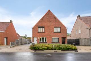 Deze charmante woning is gelegen in de Galgewegel 15 in Waregem.<br /><br /><strong>Indeling:</strong><br />Op het gelijkvloers hebben we de living, eetkamer met aansluitende de keuken, wasberging en vernieuwde badkamer. Naast de ruime garage is er achteraan bij de tuin ook een extra tuinberging/ opslagplaats.<br /><br />Op het eerste verdiep bevinden zich 2 slaapkamers en en toilet.<br />
<ul></ul>
<strong>Troeven:</strong>
<ul><li>Dak vernieuwd</li><li>Elektriciteit op het gelijkvloers werd vernieuwd </li><li>Topligging </li></ul>
Heeft u vragen of interesse, neem dan contact op met Jérôme Bossuyt 0472/61.10.10