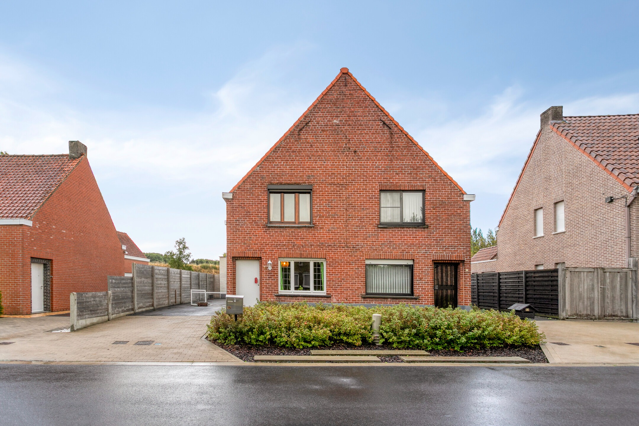 Halfopen woning te koop op toplocatie in Waregem - foto 1