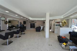 <p><span>Kapperszaak op toplocatie in residentiele wijk. Interieur over te nemen, super locatie voorzien van: handelsruimte met kassa, wachtruimte, 2 wastafels, 4 knipstoelen, toog, spiegels. Achteraan een bergkast, toilet en keukenruimte met aansluiting voor wasmachine/droogkast. Waarborg is 3 maanden huur, KI €800 gedragen door huurder. Voor meer informatie of een schatting ga naar www.hansimmo.be</span></p>