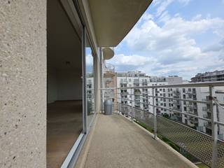 <p><span>Studio à vendre à Bruxelles. Ce studio lumineux de 45 m² est idéalement situé dans un quartier dynamique, à proximité immédiate des commerces et des transports en commun. Les grandes baies vitrées offrent une belle luminosité naturelle tout au long de la journée. Une excellente opportunité pour un investissement ou un premier achat. </span></p>