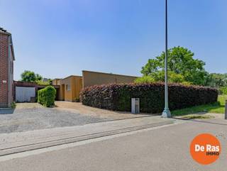 BEZOEKDAG ZATERDAG 03/10 VAN 9U30 TOT 11U30 (enkel op afspraak!)<br /><br />WETTEREN - Deze open bebouwing is de laatst gelegen woning in een rustige, doodlopende straat. Alle voorzieningen zoals scholen, winkels, ontspanning, openbaar vervoer en het station van Wetteren bevinden zich in de directe omgeving. Daarnaast geniet deze woning van een goede bereikbaarheid door de nabijheid van invalswegen en de E40.<br /><br />Naar indeling toe bevindt zich op het gelijkvloers een inkomhal, een badkamer voorzien van lavabo, inloopdouche en toilet, een ruime lichtrijke woonkamer met zicht op de tuin, een keuken met aangrenzende bijkeuken, een eetplaats en twee slaapkamers, waarvan een met aansluitende ruimte die kan dienen als sanitaire ruimte, wasplaats, dressing, bureau of extra slaapkamer. Verder beschikt de woning over een praktische en droge kelder.<br /><br />De woning is gebouwd in 2003 en voorzien van de toen geldende isolatienormen, centrale verwarming op aardgas en hoogrendementsglas (aluminium schrijnwerk) met elektrische rolluiken.<br /><br />Buiten is er een mooi aangelegde oprit met plaats voor 3 wagens, een carport, een buitenberging en heel gezellige tuin met meerdere terrassen. De terrassen zijn zuidwest georiënteerd, dus ideaal voor wie graag veel zon in de tuin heeft.<br /><br />Bent u op zoek naar een vrijstaande, instapklare woning met veel lichtinval en leuke tuin op een uitstekende locatie? Aarzel dan niet en maak snel uw afspraak! Voor meer info en bezoek 053/60.65.60.