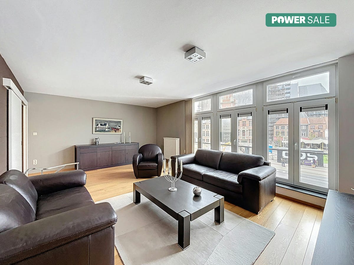 Instapklaar ruim appartement te koop aan de Markt in Eeklo - foto 1