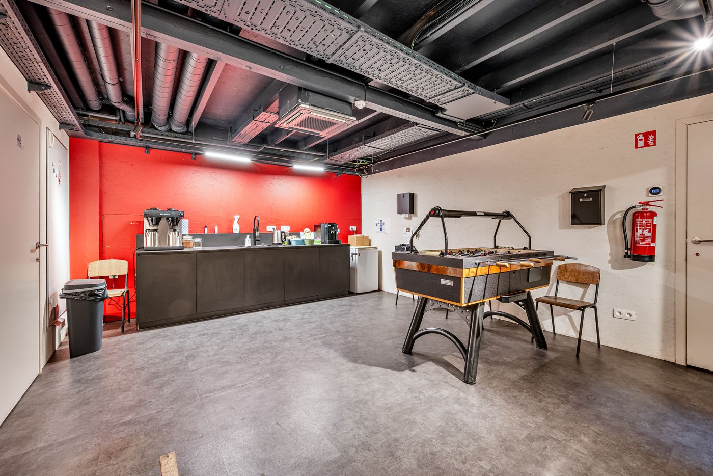 Bedrijfsgebouw met magazijn & kantoorruimte op strategische ligging - photo 5