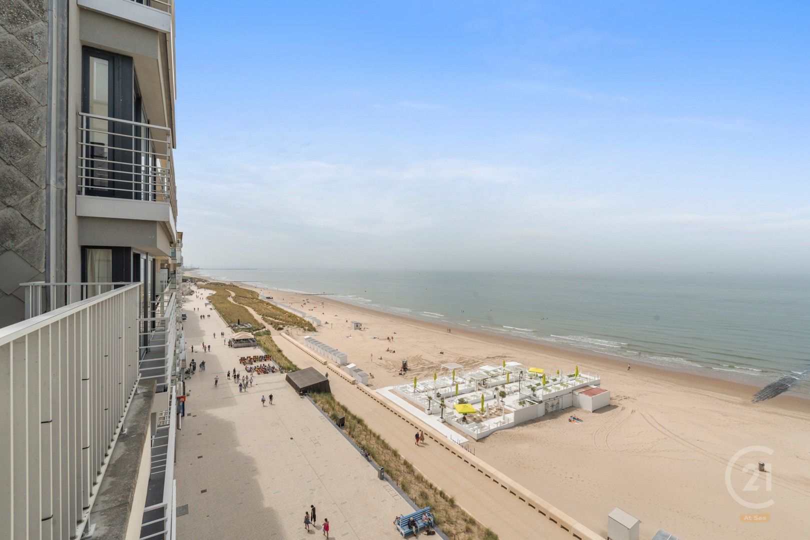 Lichtrijke studio met frontaal zeezicht en ruim terras - photo 1