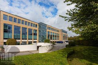 Bureau de 371 m² à louer avec visibilité du R0 à Zellik. L'espace qualitatif à un ascenseur, airco etc. et est situé dans le Exiten business park. Il y a un parking sur le site. Aussi d'autres surfaces possible. Bonne accessibilité grâce au R0 en E40. Pour plus d'infos ou une visite sur lieu 02/420.00.00.