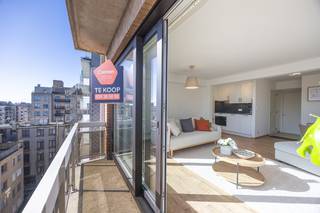 This exceptionally bright studio with a south-facing terrace is located on the eighth floor of the stylish Residence Verdiende Rust (Zeedijk 54), a prime location on the seafront of Middelkerke. You are literally living on the front line by the sea, while the studio itself is positioned at the rear of the building — allowing you to enjoy sunshine all day long in complete peace and privacy.<br /><br />The location is truly unique. The beach is right at your doorstep, while the new casino, fine restaurants, trendy boutiques and public transport are all within walking distance. Here, you effortlessly combine tranquillity, comfort and vibrant seaside living, with everything Middelkerke has to offer close at hand.<br /><br />The studio has been thoughtfully and efficiently designed, with maximum attention to natural light and a sense of space. The spacious living area is bathed in daylight thanks to large windows and connects seamlessly to the sunny terrace. Indoors and outdoors blend harmoniously, creating an open and pleasant living experience.<br /><br />The fully equipped kitchen features quality appliances and offers every comfort for relaxed cooking and dining.<br />The bathroom includes a modern walk-in shower, washbasin and toilet, stylishly finished and practically arranged.<br /><br />The south-facing terrace of approx. 5 m² provides a valuable additional outdoor space where you can relax in privacy and enjoy the sun, sheltered from the sea breeze.<br /><br />Highlights:
<ul>
<li>South-facing terrace</li>
<li>Exclusive seafront location</li>
<li>Excellent potential for holiday rentals</li>
<li>Ideal as a second home or investment</li>
</ul>
This property combines prime location, brightness, comfort and investment potential in one attractive package. Perfect as a stylish seaside retreat or as a smart investment with strong rental potential.<br /><br />Are you looking for a property with character in an absolute prime location? Contact us today for a viewing and discover the charm and potential of this unique studio.