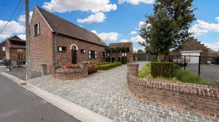 <h1><span>Move-in ready house with 3 bedrooms, beautiful garden, 2 garages, and plenty of opportunities in Lierde</span></h1><p><span>Looking for a move-in ready house where space, comfort, and a beautiful outdoor environment come together? This well-maintained family home in Deftinge (Lierde) is quietly located, a short distance from the center, with a quick connection to Geraardsbergen and Brakel.</span></p><p><span>Layout</span></p><p><span>Ground floor</span><span><br />Through the entrance hall with guest toilet, you enter the spacious and light-filled living area, where large windows create a pleasant atmosphere. The fully equipped kitchen seamlessly connects to a practical and spacious utility room/storage. Additionally, there is another storage room with a shower room on the ground floor.</span></p><p><span>First floor</span><span><br />The night hall provides access to three full-sized bedrooms and a well-maintained bathroom, equipped with a bathtub, sink unit, and toilet.</span></p><p><span>Basement</span><span><br />The house also has a practical basement, ideal for extra storage space.</span></p><p><span>Outside</span><span><br />At the back, you can enjoy a large covered terrace with a beautiful view of the beautifully landscaped garden. The outdoor space is a real asset and offers everything for those who love tranquility, gardening, and outdoor living.</span></p><p><span>In addition, the property features:</span></p><ul><li><span>A multifunctional storage/workshop of approx. 25 m² with a separate entrance and attic space, ideal for a self-employed activity, practice space, hobby workshop, or home office.</span></li><li><span>Two spacious garages.</span></li><li><span>A greenhouse and stylish pergola.</span></li><li><span>A relaxation area with jacuzzi.</span></li><li><span>A large vegetable garden.</span></li><li><span>A pasture with shelter, perfect for animal lovers or anyone wanting extra outdoor space.</span></li></ul><p><span>Additional advantages</span></p><ul><li><span>Move-in ready.</span></li><li><span>EPC label D: </span><span>no renovation obligation</span><span>.</span></li><li><span>Central heating on fuel oil.</span></li><li><span>Quiet location near the center of Deftinge.</span></li><li><span>Quick accessibility to Geraardsbergen and Brakel.</span></li><li><span>Numerous possibilities for hobby, self-employed activities, or for combining living and working.</span></li></ul><p><span>Are you looking for a spacious home with a beautiful garden and many extra possibilities? Then this property is definitely worth a visit!</span></p><p><span>Interested?</span><span> Respond via the ad. We will then personally contact you to schedule a visit.</span></p>