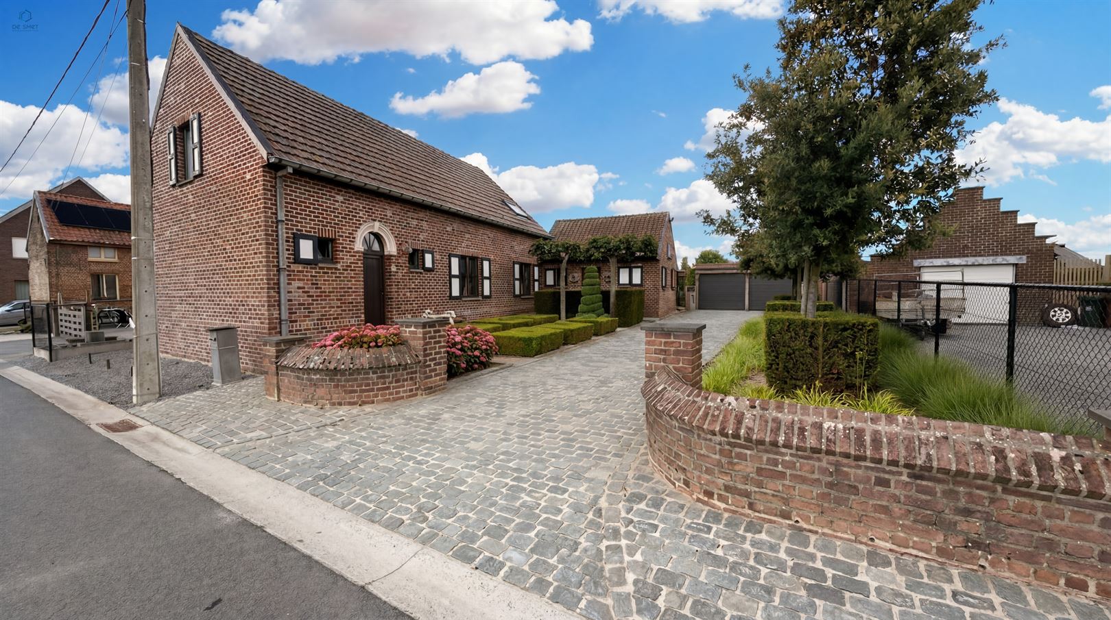 Ready-to-move-in house with 3 bedrooms, beautiful garden, 2 garages, and many possibilities in Lierde - photo 1