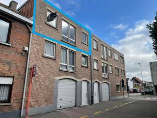 Zeer goed onderhouden appartement op 2de V (GEEN lift) bestaande uit : inkomhal, woonkamer, ingerichte open keuken, nachthal, 2...