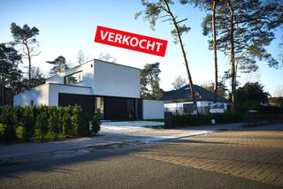 Op een mooie locatie in Schoten-Koningshof staat deze moderne nieuwbouw instapklaar op een perceel van ca. 1.967m². Een realisatie van Vexillum...