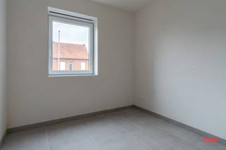 Het zoveelste nieuwbouwproject in Ravels, zeg je?<br /><br />Oké. Point taken. Maarrr soms heb je van die projecten die er echt wel uitspringen. <br />En dit is er zo eentje.<br /><br />Klinkt weer als het typische makelaarspraatje zeker? Niet dus.<br />Deze 7 nieuwbouwwoningen doen het namelijk net even wat anders dan anders:<br /><br />- Geen 7 smalle duplicaatjes naast elkaar, maar een eigentijdse architectuur die de landelijke omgeving niet verstoort. Een speelse indeling, maar met een hele mooie flow.<br /><br />- Deze aannemer zet graag de puntjes op de i. Van de hippe stalen deuren in de woonkamer tot de volledige aanleg van de voortuin; alles werd met oog voor detail afgewerkt. Een totaalplaatje dus.<br /><br />- Geen klassieke hoogbouw, maar een eigentijds interieur waar veel gespeeld wordt met licht en lucht.<br /><br />- Extreem energiezuinige afwerking, met warmtepomp, vloerverwarming én -koeling, zonnepanelen, hoogrendementsglas, topisolatie,… <br />Goed voor het milieu én voor je portemonnee.<br /><br />- Een absolute toplocatie: met de bossen letterlijk om de hoek - heb je dat uitzicht op de hertjes gespot? - maar ook op fietsafstand van de dorpskern van het mooie Ravels.<br /><br />Woning 6 is je favoriet, zeg je? Dat snappen we.<br /><br />Een tussenwoning met een bewoonbare oppervlakte van 154m². De (iets) kleinere variant, maar waarom zou je meer betalen voor ruimte die je niet nodig hebt? Verder heeft méér dan alles wat je nodig hebt: een grondoppervlakte van 366m², 3 slaapkamers en een carport met eigen berging achteraan op het perceel. Graag nog een 2de parkeerplaats erbij? No problemo, dat kunnen we voor je regelen.<br /><br />Staat dit stulpje hoog op je verlanglijstje, maar wil je stiekem graag ook 1 van de andere 7 woningen bezoeken? No worries, we zetten met plezier de deuren van alle huizen voor je open. <br /><br />Graag hierover meer weten? Bel ons, mail ons, schrijf ons.<br /><br />By the way: dit project wordt verkocht onder 21% BTW op de constructie, en 12% registratierechten op de grond.