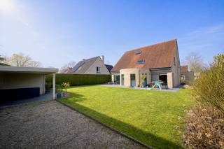 Ontdek deze instapklare open bebouwing (bouwjaar 1994) gelegen op een rustige en gegeerde locatie in Lembeke, met een uitstekende bereikbaarheid en centrale ligging.<br />De woning bevindt zich op een mooi perceel van 751 m² en biedt een ruime bewoonbare oppervlakte van 254 m², ideaal voor gezinnen die op zoek zijn naar comfort, ruimte en kwaliteit.<br />Binnenin geniet u van een lichtrijke en volwaardige leefruimtes, afgewerkt met oog voor detail. De kwalitatieve centrale keuken, uitgerust met Miele-toestellen, vormt echt het hart van deze woning en biedt alle hedendaagse comfort.<br />De woning beschikt momenteel over 5 slaapkamers waarvan 1 kleinere. Verder zijn er 2 aparte toiletten (op het gelijkvloers en de verdieping) en een nette badkamer met recente douche ! <br />Op vlak van comfort is alles aanwezig: dubbele beglazing, deels voorzien van screens, elektrische vloerverwarming alle nodige isolatie doorheen de woning. Als troef is er de zeer ruime zolderverdieping waar er nog extra kamers kunnen gecreëerd worden. <br />Buiten geniet u van een aangelegde, zuidgerichte tuin en een tuinberging met overdekt terras, perfect om in alle rust te ontspannen. Daarnaast beschikt de woning over een handige dubbele oprit en een zeer ruime dubbele inpandige garage !<br />Extra belangrijke troeven:<br />-Geen asbest aanwezig in het dak<br />-EPC-score D, met eenvoudige mogelijkheid tot verbetering naar een C-label (zonnepanelen)<br />Kortom, een kwalitatieve en ruime gezinswoning op een topligging die comfort en potentieel perfect combineert.<br />Meer info of een bezoek? Stuur een mail naar hallo@wijsvastgoed.be! We nemen dan spoedig contact op voor een bezoekmoment.