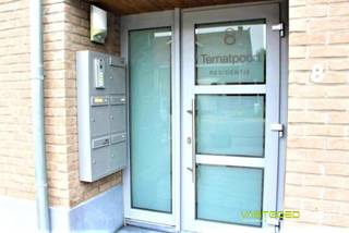 In de residentie Ternatpoort te Meerbeke bevindt er zich dit modern, ruim tweeslaapkamerappartement. Dit appartement gelegen op de 2de...