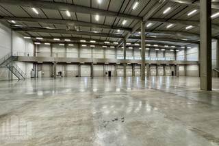 Dit hoogwaardig bedrijfsgebouw biedt maar liefst <strong>6.515 m² magazijnruimte</strong>, aangevuld met een functionele <strong>mezzanine van 756 m² </strong>(speciaal uitgerust voor stockage met vorkheftrucks). <br /><br />Met <strong>7 laadkades</strong>, een <strong>sectionale poort </strong>en een<strong> vrije hoogte</strong> onder de balk van <strong>12,5 meter</strong> (en 6,60 meter onder de mezzanine) voldoet dit pand aan de hoogste eisen op het vlak van efficiëntie en toegankelijkheid. De aanwezigheid van een sprinklerinstallatie, rookluiken en een recent gereinigde polybetonvloer draagt bij aan de veiligheid en netheid van het geheel. Daarnaast beschikt het gebouw over een moderne <strong>kantoorruimte van 190 m²</strong>, verdeeld over twee verdiepingen.<br /><br />Zowel het magazijn als de kantoren zijn voorzien van verwarming, terwijl de kantoren ook uitgerust zijn met <strong>airconditioning</strong>, sanitair en douches. <br /><br />Ruime parkeer- en manoeuvreerruimte op de site, met 16 parkeerplaatsen inbegrepen voor wagens (voorziening van laadpaal).<br /><br /><strong>Onmiddellijk beschikbaar! </strong><br /><br />Contacteer <strong>PANORAMA B2B</strong> voor meer inlichtingen of een vrijblijvend plaatsbezoek op het nummer <strong>0477 91 10 00</strong>.