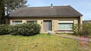 Deze open bebouwing is rustig gelegen op een ruim perceel en biedt tal van mogelijkheden voor wie op zoek is naar ruimte en renovatiepotentieel.De...