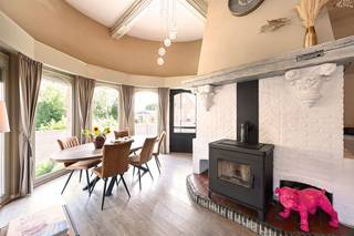 - Bekijk www.koosi.be voor een uitgebreide omschrijving - Deze karaktervolle villa is gelegen op een mooi, zuidwest georiënteerd perceel van 812 m² te Hoge Weg – Hoevenen.Met een bewoonbare oppervlakte van 264 m² en een unieke indeling biedt deze woning tal van mogelijkheden. Momenteel is ze ingericht als ruime gezinswoning met een afzonderlijke ontspanningsruimte, maar dankzij de indeling leent het pand zich eveneens uitstekend voor een combinatie van wonen en werken, een praktijkruimte voor een vrij beroep of een tweewoonst.Ook technisch verkeert de woning in uitstekende staat. Zo beschikt ze over dubbele beglazing, een recente cv-ketel, een alarminstallatie en een conforme elektrische installatie.Een eigendom met een eigen karakter en verrassend veel potentieel, die u best ter plaatse komt ontdekken.- Interesse? stef@koosi.be -