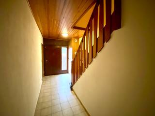 Deze woning werd recentelijk voorzien van volledige isolatie, zonnepanelen en nieuwe chauffage via hoogrendementsketel op aardgas.<br /><br />Omvattende op de gelijkvloerse verdieping een ruime inkomhal met ingewerkte bergkast, lichtrijke leefruimte, aparte en ruime ingerichte keuken met extra kasten en eettafel aanwezig alsook een houtkachel, recente badkamer met ligbad/dubbel lavabomeubel/toilet en ingewerkte kasten om wasmachine/droogkast en toebehoren in te plaatsen, kleine achterinkomhal met apart toilet.<br /><br />Op de verdieping nachthal, 2 zeer ruime slaapkamers beide met ruime ingewerkte kleerkasten, 1 kinderkamer, badkamer met douche/bad/lavabo.<br /><br />Zolderruimte en praktische kelderberging aanwezig.<br /><br />Verder beschikken alle ramen over rolluiken en bevloering boven in laminaat.<br /><br />Aan de buitenkant voortuin, ruime oprijlaan, aparte en ruime garage met bergmogelijkheid, extra bergruimte/kleine stalling, achtertuin met ruim terras met goede privacy en tevens een terras aan de keuken voorzien van een elektrisch te bedienen zonneluifel.<br /><br />Een echte topper!<br /><br />Beschikbaar 01/02/2026.