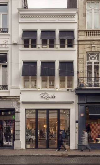 Dit handelspand is gelegen in de Huidevettersstraat, vlakbij de Meir, en beschikt over een commerciële eerste verdieping (+/- 74m²) en op de 2e en 3e verdieping is er ruimte voor stockage. De winkel van +/-88m² bevindt zich tussen "Fratelli Rossetti" en "Hugo Boss", vlakbij "Swarovksi", "Natan", "Selected", "Ici Paris XL", "Essentiel Antwerp", "Tensen", "Michael Kors" e.a.