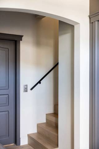 Deze karaktervolle villa in de Vlaamse Ardennen te Brakel straalt stijl en kwaliteit uit, op veel vlakken.
De ruime inkomhal (met toilet), geeft toegang tot o.a. het bureel en de leefruimte. Deze open leefruimte (met stalen deuren) baadt in het licht dankzij de grote raampartijen welke een aangenaam contact creëren tot de aangelegde terrassen en zuidwest gerichte tuin. De open leefkeuken is voorzien van alle comfort (toestellen o.a. Siemens, Miele) en geeft u ook toegang tot de terrassen en tuin. Via de bijkeuken komt u in de garage.
Het bureel op het gelijkvloers biedt niet enkel een opportuniteit voor wie een afzonderlijke praktijk/werkruimte wenst. Maar ook voor wie op het gelijkvloers een extra slaapkamer zou wensen (+ bijkomende badkamer?). Hierdoor kan alle wooncomfort op het gelijkvloers gecreëerd worden.
Op de 1e verdieping: de nachthal (+afz. toilet), drie 2 persoons-slaapkamers, dressing, en badkamer. Ook hier werd alles met oog voor detail en hoogstaande kwaliteit afgewerkt o.a. maatkasten, parket, natuursteen, verlichting Nautic, …
Bijkomende troeven:
- volledig instapklaar, perfect onderhouden
- aangelegde tuin met de nodige privacy
- elektriciteit conform
- geen overstromingsgevoelig gebied
- deels onderkelderd
- rustige ligging
Interesse in bijkomende info (plannen, VGI, VIP, kadaster, extra foto’s, .. ) of een bezoek ?
Klink dan op de button " infoaanvraag/afspraak" op deze pagina. Verkoop: Pieter Cardoen 0475 36 12 52, pieter@cornelis-goeman.be