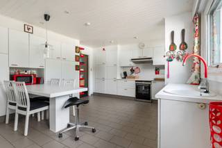 <p>Gunstig en landelijk gelegen woonhuis op een ruim perceel van 1.745 m², omgeven door een groene en aangename tuin.</p>
<p>Op het gelijkvloers komt u binnen in de inkomhal met gastentoilet. De nachthal geeft toegang tot drie slaapkamers en een badkamer met dubbel lavabomeubel, toilet en douche. Aan de achterzijde van de woning bevindt zich de ruime keuken met een mooi uitzicht op de tuin. Aansluitend is er de woonkamer met eethoek, die rechtstreeks toegang geeft tot de ruime veranda en een aangename verbinding vormt met de tuin.</p>
<p>De eerste verdieping omvat een polyvalente ruimte, twee slaapkamers en een dressing. Daarnaast is er een tweede badkamer met ligbad en lavabo, evenals een afzonderlijke toiletruimte. Een handige opbergzolder zorgt voor extra bergruimte.</p>
<p>De woning beschikt over een mooie, groene tuin met terras en overkapping, waar het aangenaam vertoeven is. Verder zijn er een oranjerie en een zwembad aanwezig, wat het geheel een extra recreatieve dimensie geeft. Aan de rechterzijde van de woning bevindt zich bovendien een aparte garage.</p>
<p>Vanuit de keuken is er toegang tot de kelder en de ondergrondse garage. Het overige gedeelte van de woning is voorzien van een kruipkelder.<br /><br /><span>Extra info: groene omgeving I EPC 347 kWh/(m²jaar) label D I infoplicht: Vg, Wg Gvv, Gvkr, Gmo I watertoets: P-score: A I G-score: A.</span></p>
<p></p>