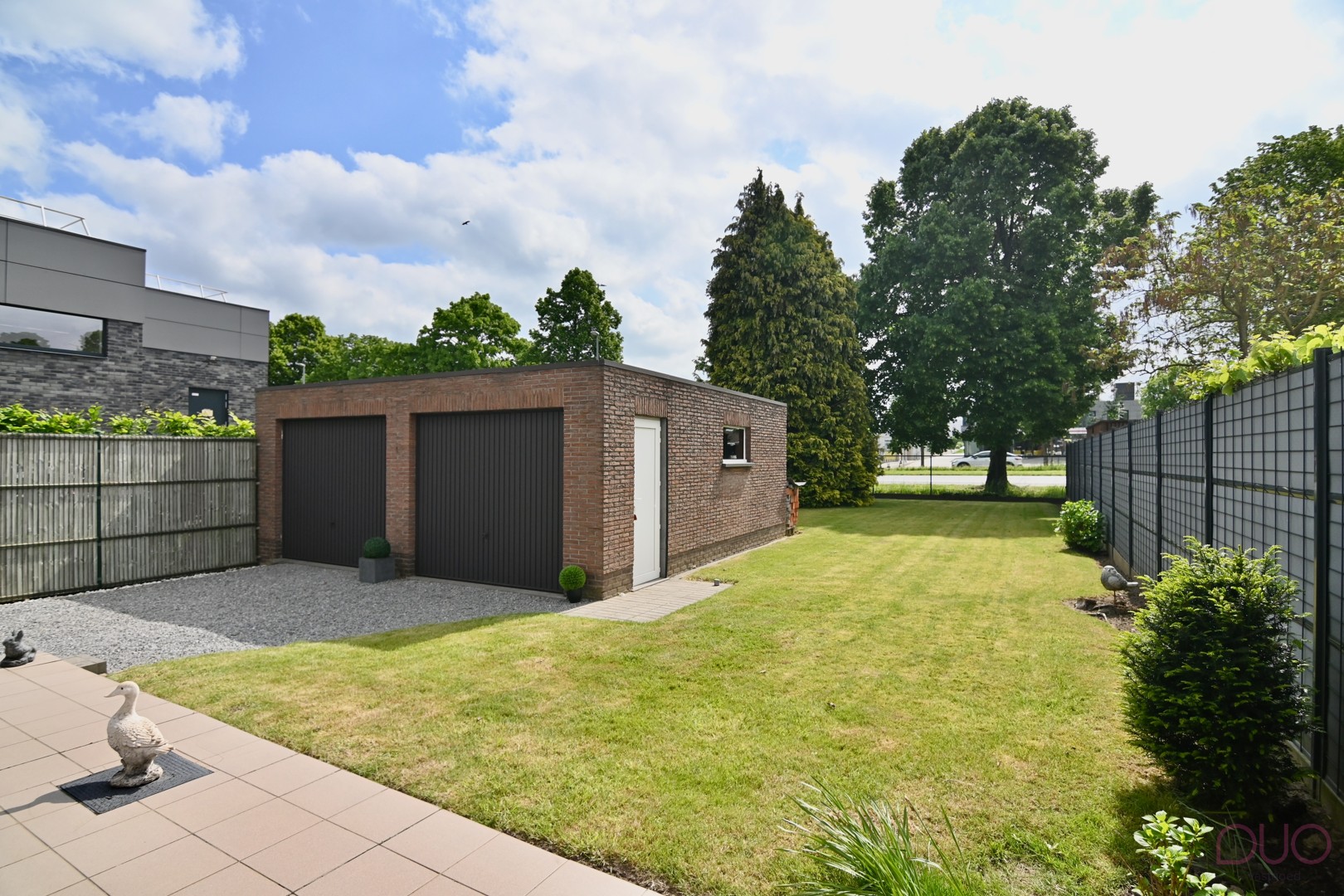 Charmante halfopen gezinswoning nabij het centrum van Sint-Truiden met 2 garages - foto 2