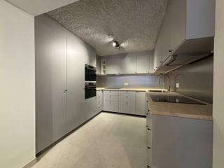 <span><strong>**Luxueus studeren in hartje leuven**</strong></span><br /><br />In de <strong>Ravenstraat</strong> bevindt zich deze volledig gerenoveerde residentie, gelegen pal in het centrum van Leuven. Op slechts een steenworp van het Ladeuzeplein en op wandelafstand van het station en de Bondgenotenlaan geniet je hier van een uiterst centrale ligging.<br /><br />De residentie omvat <strong>15 studentenkamers</strong>, waarvan 14 met gedeelde sanitaire voorzieningen en één kamer met een volledig privatieve badkamer, aangevuld met een <strong>éénslaapkamerappartement</strong>. Alle units worden <strong>volledig bemeubeld</strong> aangeboden en zijn uitgerust met een eigen ontbijthoek.<br /><br />Daarnaast beschikt het gebouw over een <strong>gemeenschappelijke keuken</strong> die volledig is ingericht, zodat studenten naar wens kunnen koken. Er is eveneens een afvallokaal voorzien. Op elk verdiep is er een toilet voorzien die de studenten kunnen delen. Het pand wordt opgeleverd in april 2026 en zal afgewerkt zijn met kwalitatieve materialen en een hoogwaardige afwerking.<br /><br /><span>Het pand is opgedeeld als volgt:</span><br /><span>UNIT 0001: éénslaapkamer appartement (52,98 m2) met privatief terras</span><br /><span>UNIT 0101: Kamer met douche en lavabo (12,97 m2) aan de achterzijde van het gebouw</span><br /><span>UNIT 0102: Kamer met douche en lavabo (13,14 m2) aan de achterzijde van het gebouw</span><br /><span>UNIT 0103: Kamer met douche en lavabo (12,45 m2) aan de voorzijde van het gebouw</span><br /><span>UNIT 0104: Kamer met douche en lavabo (12,53 m2) aan de voorzijde van het gebouw</span><br /><span>UNIT 0201: Kamer met douche en lavabo (12,95 m2) aan de achterzijde van het gebouw</span><br /><span>UNIT 0202: Kamer met douche en lavabo (12,70 m2) aan de achterzijde van het gebouw</span><br /><span>UNIT 0203: Kamer met douche en lavabo (12,62 m2) aan de voorzijde van het gebouw</span><br /><span>UNIT 0204: Kamer met douche en lavabo (12,47 m2) aan de voorzijde van het gebouw</span><br /><span>UNIT 0301: Kamer met douche en lavabo (12,63 m2) aan de achterzijde van het gebouw</span><br /><span>UNIT 0302: Kamer met douche en lavabo (12,64 m2) aan de achterzijde van het gebouw</span><br /><span>UNIT 0303: Kamer met douche en lavabo (12,38m2) aan de voorzijde van het gebouw</span><br /><span>UNIT 0304: Kamer met douche en lavabo (12,48 m2) aan de voorzijde van het gebouw</span><br /><span>UNIT 0401: Kamer met douche en lavabo (12,61 m2) aan de achterzijde van het gebouw</span><br /><span>UNIT 0402: Kamer met douche en lavabo (12,68 m2) aan de achterzijde van het gebouw</span><br /><span>UNIT 0403: Kamer eigen sanitair (12,61 m2) aan de voorzijde van het gebouw<br /><br /><span><span><strong>Interesse in een bezoek ter plaatse? Met plezier! Contacteer onze Expert Investeringsvastgoed Jacky: 0495 53 46 49 of jacky@connect-immo.be</strong></span><br /><br />EPB Startverklaring</span></span>