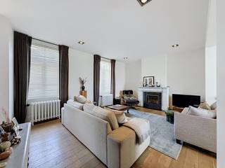 Dit prachtig gebouw met gemengd gebruik situeert zich in de schaduw van de kerktoren te Oombergen, in de onmiddellijke omgeving van de N42 en N46. Ook openbaar vervoer, scholen, winkels, ... bevinden zich vlakbij. Het gebouw heeft enorm veel charme en werd piekfijn gerenoveerd in een gemixte stijl van authenticiteit en modern en dit met oog voor detail en functionaliteit. Deze eigendom is de uitgelezen kans voor wie op zoek is naar de combinatie van stijlvol wonen met een winkelruimte, zelfstandig of vrij beroep, kangoeroe wonen, ... en zo veel meer!<br />Indeling: gelijkvloers: open handelsruimte met gepolierde betonvloer, garage met doorrij mogelijkheid (momenteel eveneens ingericht als winkel en afgesloten met automatische stalen glasdeur), achteraan nog een kitchenette met toilet en extra berg- of stockruimte.<br />Eerste verdieping: via de prachtige traphal komt men in de open leefruimte met authentieke schouw, eetplaats, afzonderlijke bureau, open keuken ingericht met toestellen en aansluitend een zonnig terras, berging, toilet, slaapkamer met bergruimte en douchekamer (douchekamer nog in te richten, voorzieningen reeds aanwezig).<br />Tweede verdieping: masterbedroom met open dressing, badkamer met vrijstaand ligbad, grote lavabo, douche en toilet, er is eveneens nog een technische ruimte op deze verdieping. Zowel de eerste als de tweede verdieping zijn afgewerkt met parketvloer. Verder is er nog een kelder aanwezig.<br />Buiten: uiterst gezellig en ruim terras, afgesloten tuin grenzend aan weide, oriëntatie op het westen.<br />UNIEKE EIGENDOM MET BREDE WAAIER AAN MOGELIJKHEDEN EN EEN JUISTE PRIJS-KWALITEITVERHOUDING!! <br />CV aardgas, zonneboiler, houten ramen met HR-glas, muren en dak geïsoleerd, verdiepingen met houten roostering. EPC: 224 kWh/(m² jaar), energielabel C, bewoonbare oppervlakte volgens EPC: 274 m² (kelder en garage niet inbegrepen), KI: €1.070, asbestveilig, elektrische installatie conform het AREI. <br />Woongebied met landelijk karakter, agrarisch gebied, vergunning uitgereikt, geen rechterlijke of bestuurlijke maatregel opgelegd, geen voorkooprecht, geen verkavelingsvergunning uitgereikt. Geen risicozone voor overstromingen, P-score A, G-score A. <br />U kan de beschikbare attesten bij verkoop downloaden via de website janssens-leroy.be.