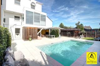 Ontdek deze unieke lichtrijke woning met een bewoonbare oppervlakte van 255 m², gelegen op een zonnig perceel van 542 m². Hier geniet u dagelijks...