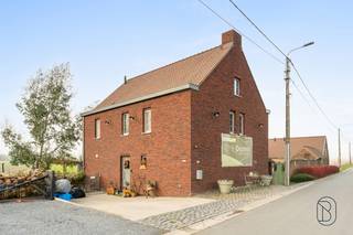 <p>Op een uitzonderlijk rustige en groene ligging in Mater bevindt zich deze karaktervolle eigendom met een volledig ingerichte B&amp;B en een afzonderlijke privéwoning. Het pand geniet van een prachtig panoramisch zicht op het glooiende landschap van de Vlaamse Ardennen en combineert wonen, ondernemen en levenskwaliteit op een unieke manier.<br /><br />INDELING:<br /><br />Privéwoning:<br />De privéwoning is volledig afgescheiden van het B&amp;B-gedeelte en biedt een aangenaam en comfortabel woongevoel. Op het gelijkvloers bevindt zich een open leefruimte met zithoek, eetruimte en een volledig uitgeruste keuken. Verder beschikt de woning over 3 volwaardige slaapkamers en 1 badkamer. Daarnaast is er een praktische zolder met uitbreidingsmogelijkheden en een kelder met bijkomende bergruimte.<br /><br />B&amp;B-gedeelte:<br />Het B&amp;B-gedeelte omvat 4 lichtrijke gastenkamers, elk voorzien van een eigen badkamer, wat zorgt voor optimaal comfort en privacy voor de gasten. Verder is er een ruime gemeenschappelijke ontbijtruimte met volledig uitgeruste open keuken en gezellige zithoek. Dankzij de grote raampartijen geniet men hier van een indrukwekkend zicht op de omliggende velden. Er is bovendien voldoende parkeergelegenheid aan de B&amp;B.<br /><br />Waarom dit pand?<br />- Unieke combinatie van privéwonen en B&amp;B-uitbating<br />- Landelijke en authentieke ligging in de Vlaamse Ardennen<br />- Panoramisch uitzicht en sterke toeristische aantrekkingskracht<br />- Instapklare B&amp;B met bewezen comfort<br />- Mogelijkheid tot omvorming naar woonfunctie (onder voorbehoud van vergunningen)<br /><br />Deze eigendom is ideaal voor wie droomt van een B&amp;B-uitbating in combinatie met privéwonen, in een rustige, groene omgeving met een sterk rendementspotentieel.<br /><br />Bezoek na afspraak met Immo Beguin, jouw vastgoedexpert sinds 2009.<br />✉️ info@immobeguin.be</p>