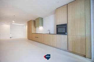 In het bruisende centrum van Oostende stellen we u Residentie Ort voor, een kleinschalig en hoogwaardig nieuwbouwproject waar hedendaagse architectuur en wooncomfort perfect samenkomen. Dankzij de centrale ligging geniet u van alle stadsfaciliteiten op wandelafstand én een aangenaam zijdelings zeezicht. Deze gelijkvloerse studio is ontworpen met oog voor ruimte, licht en functionaliteit. De strakke architecturale lijnen geven het gebouw een tijdloze en elegante uitstraling, passend binnen het stedelijke karakter van Oostende. De studio is uitgerust met een individuele warmtepomp, wat garant staat voor energiezuinig en duurzaam wonen met optimaal comfort. Bovendien beschikt de studio over een kelder en een gemeenschappelijke fietsenberging, een absolute meerwaarde in het stadscentrum. Residentie Ort is de ideale keuze voor wie op zoek is naar een kwalitatieve nieuwbouw aan zee, zowel als vaste woonst, tweede verblijf of investering. Interesse? Contacteer ons graag voor meer informatie of een bezoek.